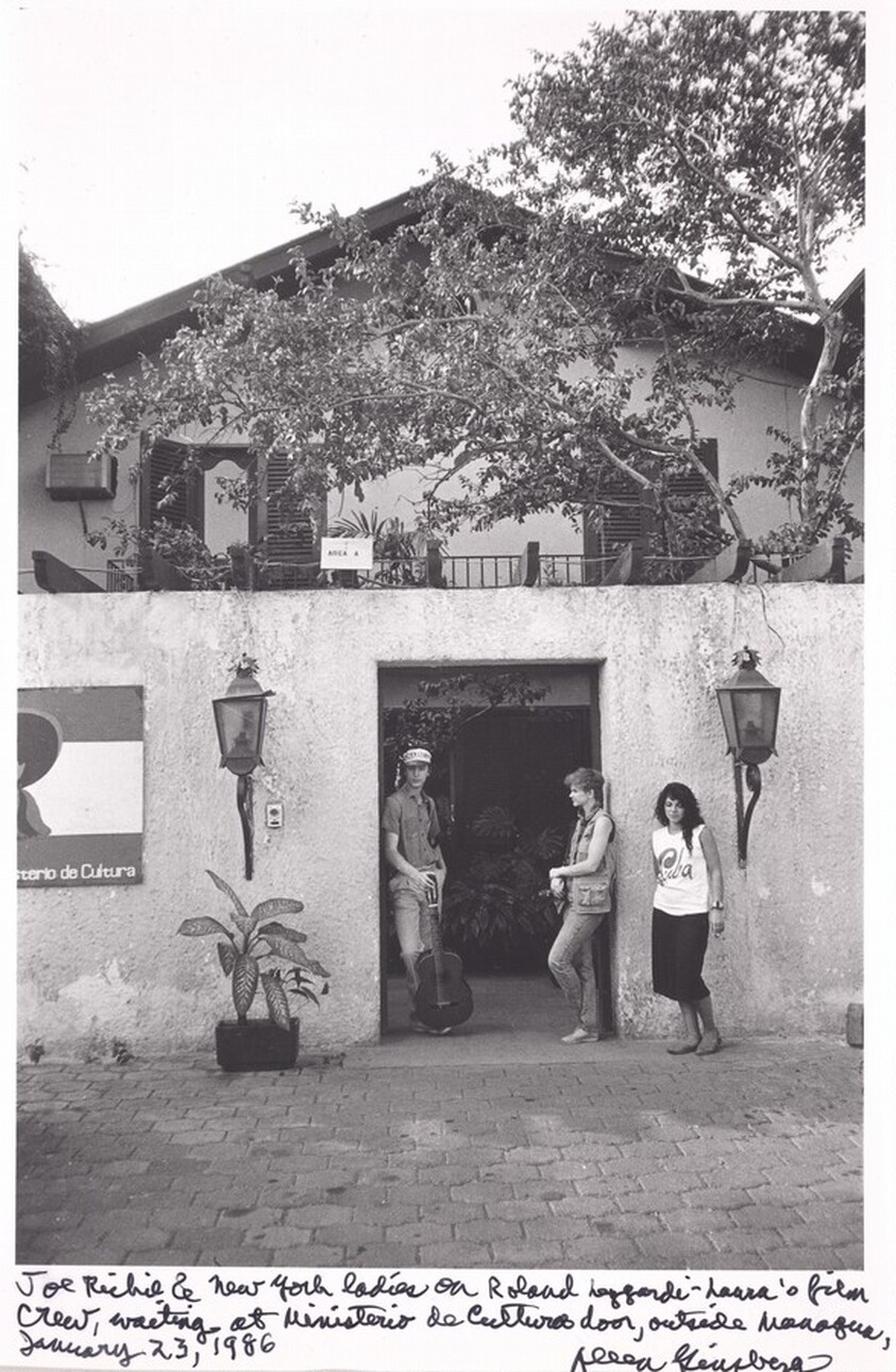 Joe Richey and New York ladies on Roland Leggiardi-Laura's film crew, waiting at Ministerio de Cultura door, outside Managua, January 23, 1986