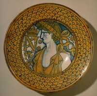 Large dish with scale border; in the center, an imperial Roman figure and the letter N crowned, Deruta 16th Century, c. 1510/1540