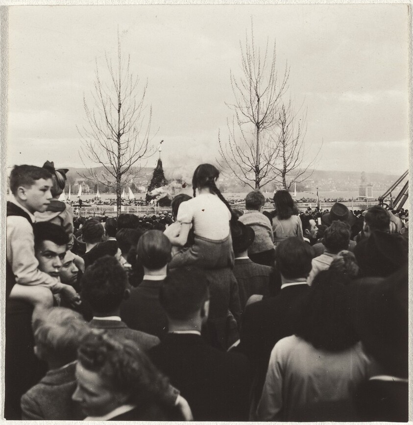 Crowd before waterfront